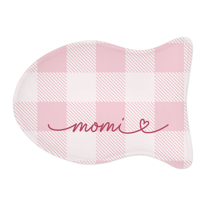 Pink checkered fish-shaped personalized cat feeding mat with the name Momi in red script