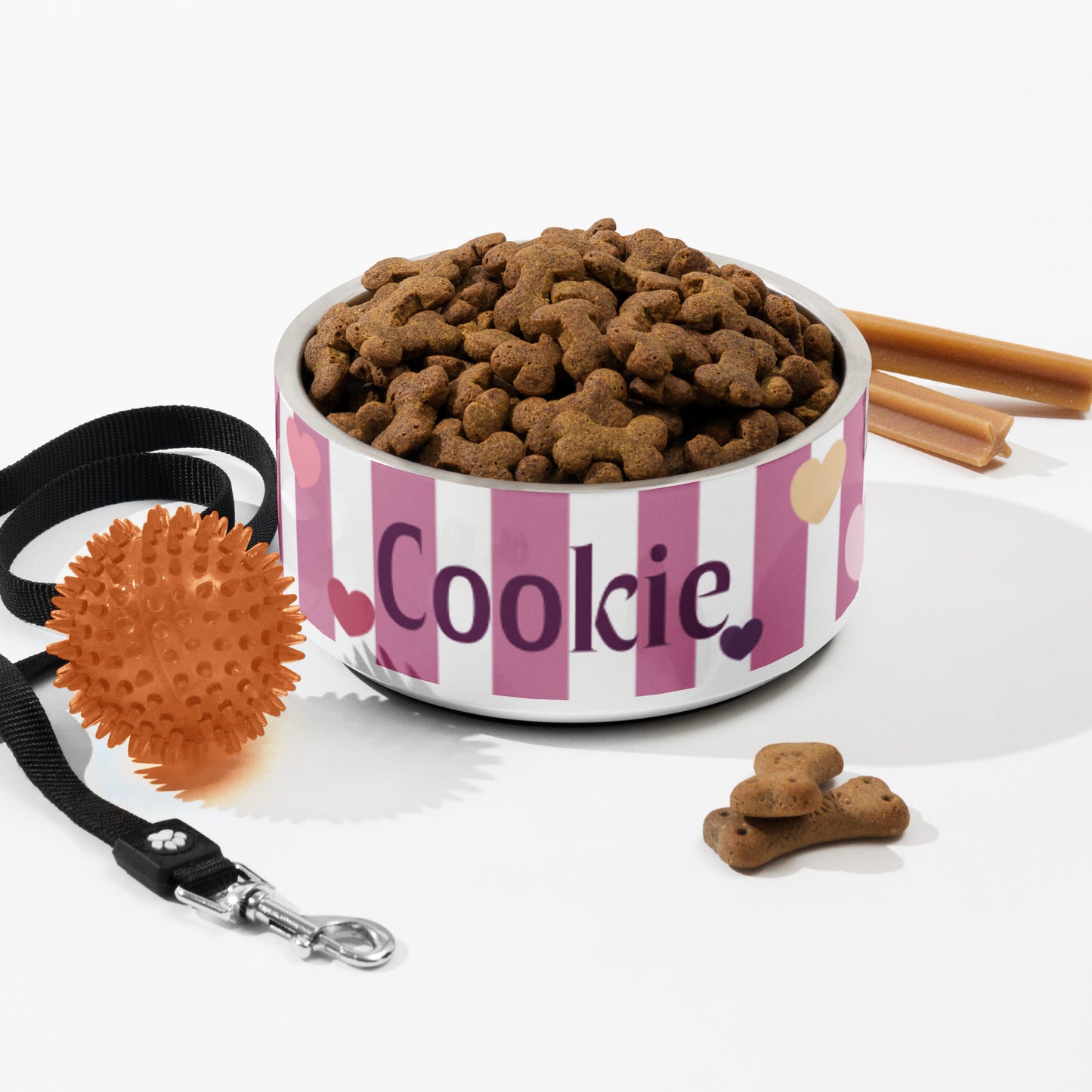 Personalized dog bowl with stripes and hearts – lifestyle shot with dog